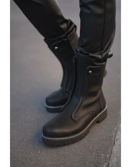 Omarı Siyah Renkli Quebec Erkek Bot