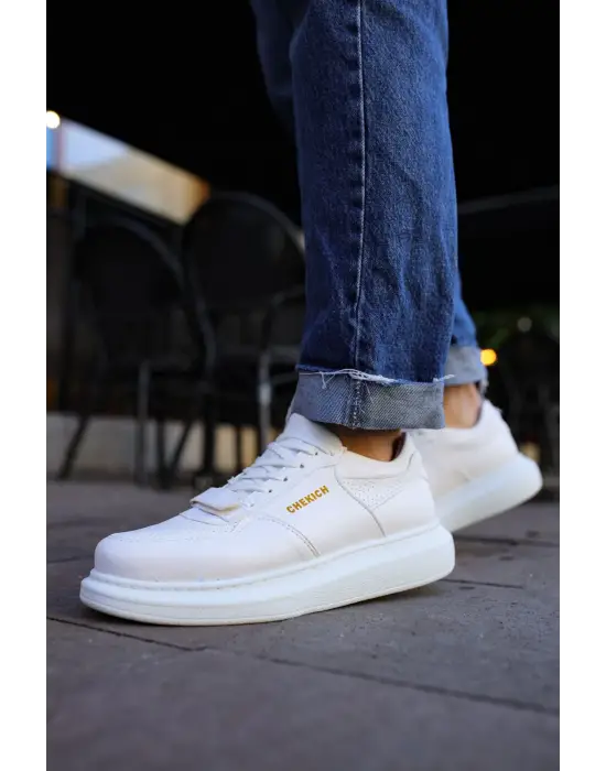 Omarı Spor Şıklığıyla Öne Çıkan Beyaz Erkek Ayakkabı