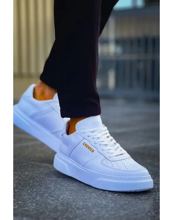 Omarı Sporcu Farkını Yansıtan Beyaz Erkek Ayakkabı