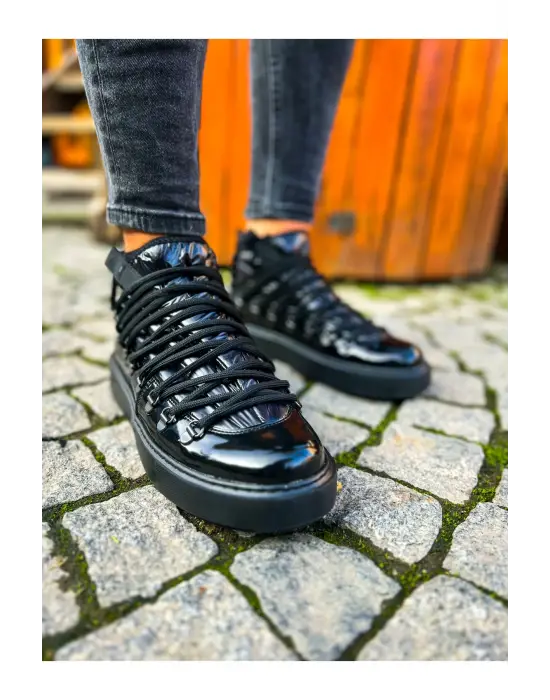 Omarı Şıklığı ve Konforu Bir Arada Sunan Siyah Erkek Ayakkabı