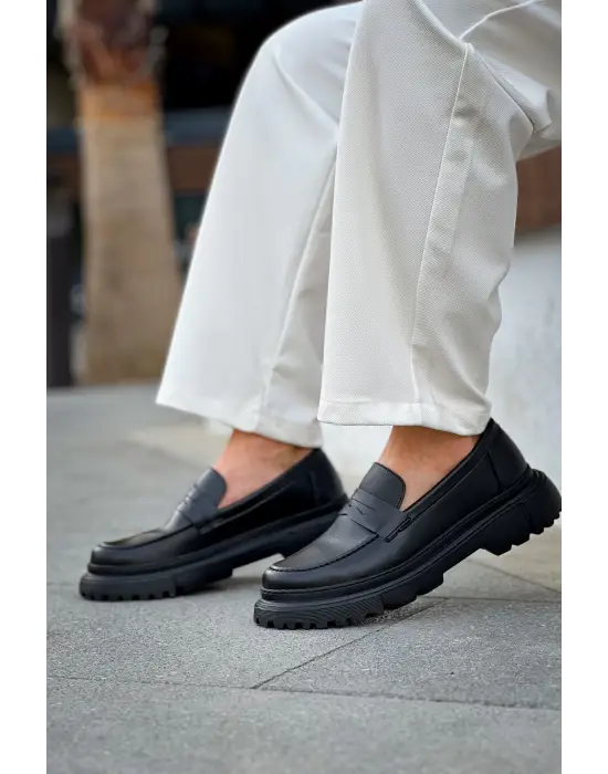 Omarı Şıklığı ve Konforu Bir Arada Sunan Siyah Erkek Ayakkabı