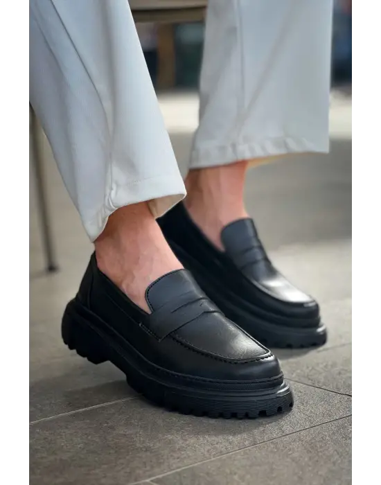 Omarı Şıklığı ve Konforu Bir Arada Sunan Siyah Erkek Ayakkabı