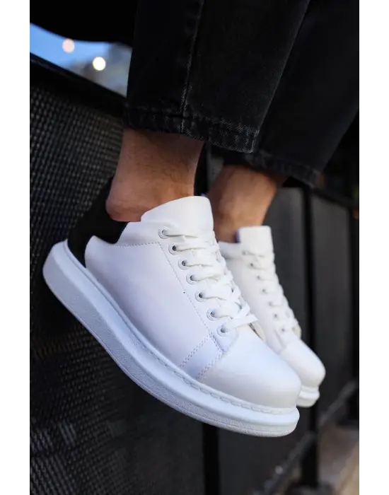 Omarı Rahat ve Şık Beyaz-Siyah Erkek Ayakkabı