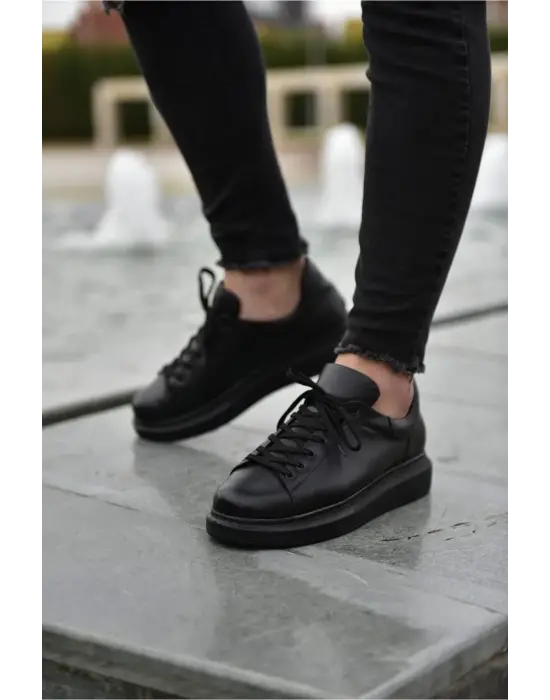 Omarı Şıklığı ve Konforu Bir Arada Sunan Erkek Siyah Ayakkabı