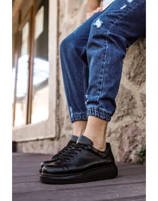 Omarı Şıklığı ve Konforu Bir Arada Sunan Erkek Siyah Ayakkabı