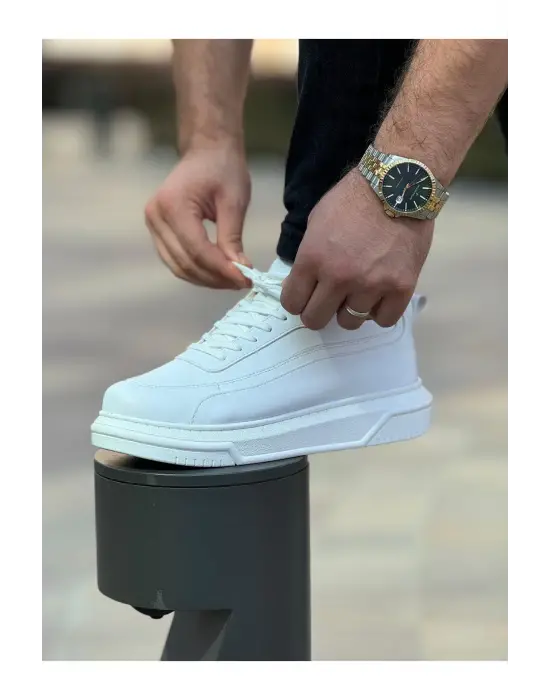 Omarı Hafif ve Şık Beyaz Erkek Sneaker