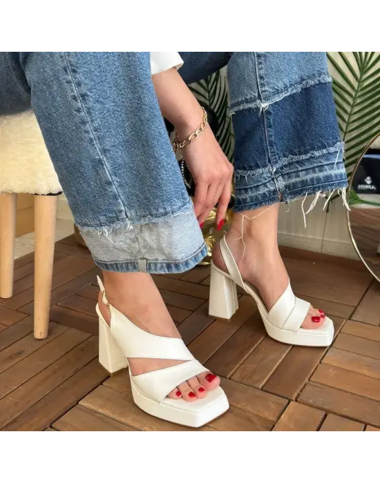 Göz Alıcı Beyaz Topuklu Ayakkabı