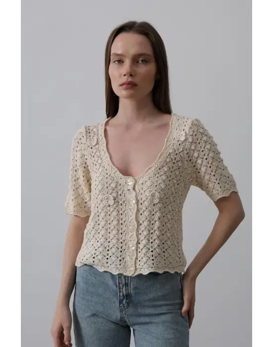 Omarı Zarif Çiçek Desenli Düğmeli Triko - Ekru