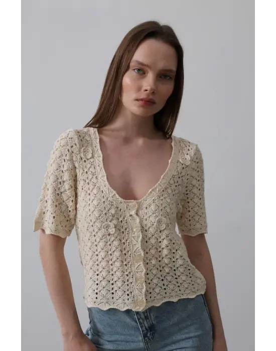 Omarı Zarif Çiçek Desenli Düğmeli Triko - Ekru