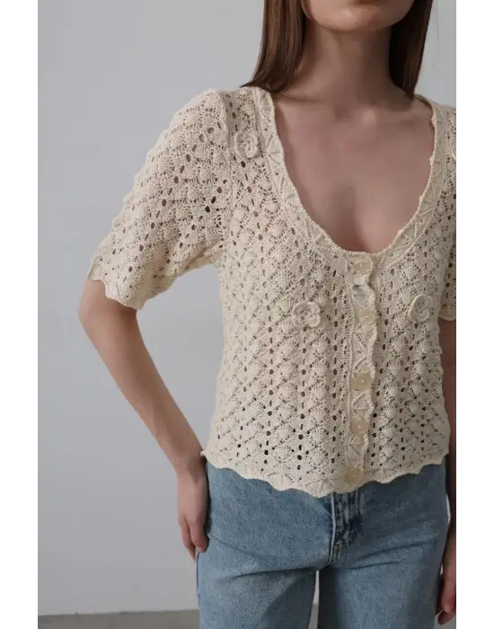 Omarı Zarif Çiçek Desenli Düğmeli Triko - Ekru