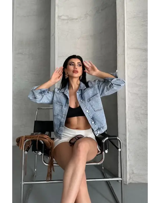 Çift cepli kol katlamalı kar yıkama crop kot ceket buz mavi d2000