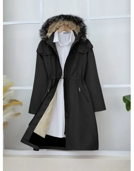 Omarı Siyah Yıldız Detaylı Metal Kapşonlu Kaban