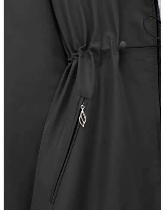 Omarı Siyah Yıldız Detaylı Metal Kapşonlu Kaban