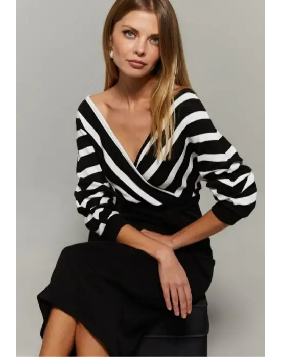 Omarı Çizgi Desenli Kruvaze Yaka Triko Elbise