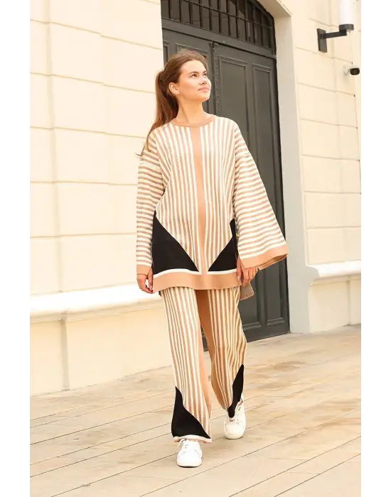 Omarı Çizgili Yaka Triko Takım