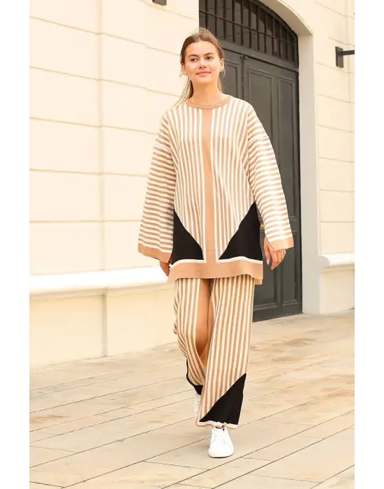 Omarı Çizgili Yaka Triko Takım