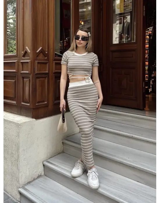 Omarı Zarif Çizgili Etekli Takım - Modern Vizon Renkli