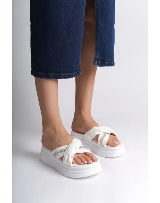 CLARA Düz Topuklu Kurdele Desenli Taşlı Kalın ve Rahat tabanlı ayakkabı Tabaan Bayan Terlik  CBT - Beyaz