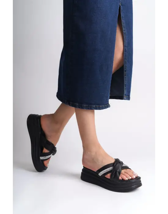 CLARA Düz Topuklu Kurdele Desenli Taşlı Kalın ve Rahat tabanlı ayakkabı Tabaan Bayan Terlik  CGünlük Şık - Siyah