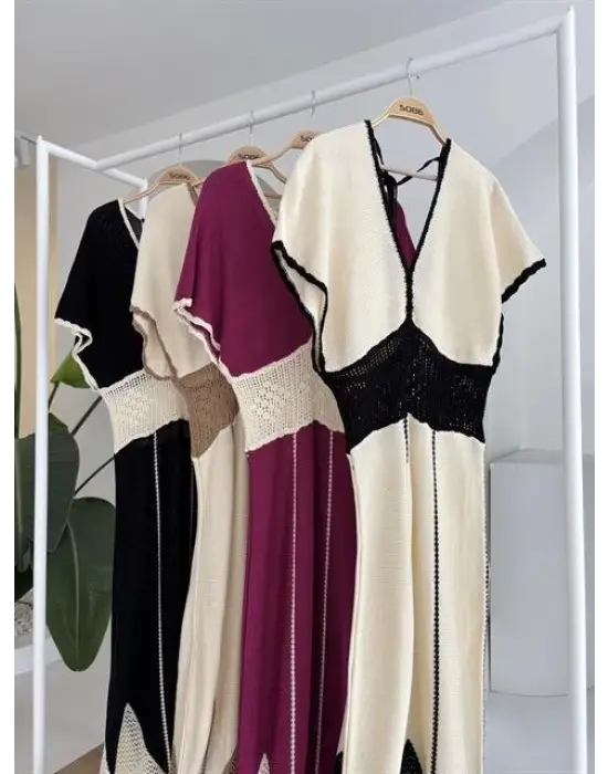 Omarı Şık Dantel Detaylı V Yaka Triko Elbise