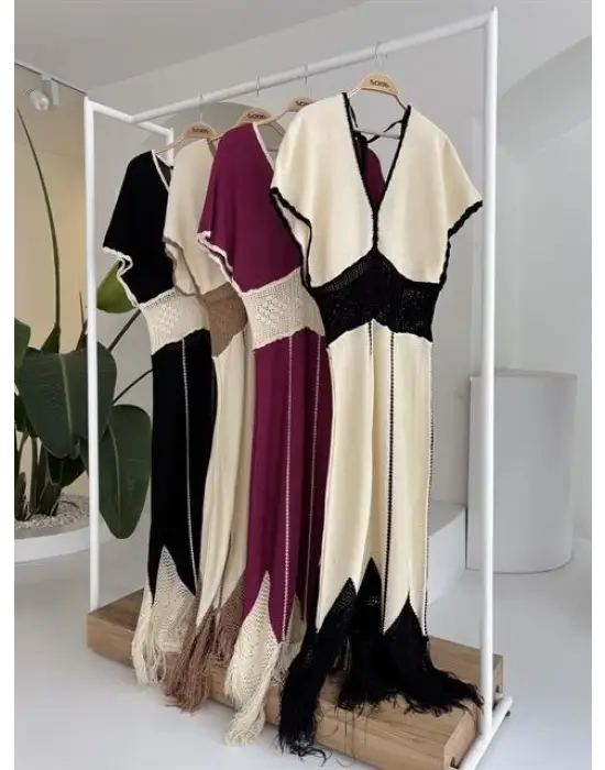 Omarı Şık Dantel Detaylı V Yaka Triko Elbise