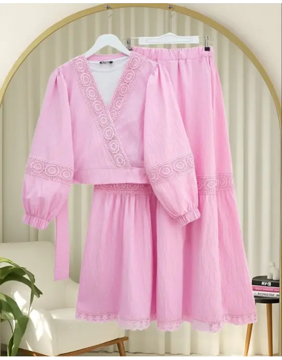 Dantel Detaylı Bağlamalı Kolu Lastikli Kraş Etekli Takım  -Pembe