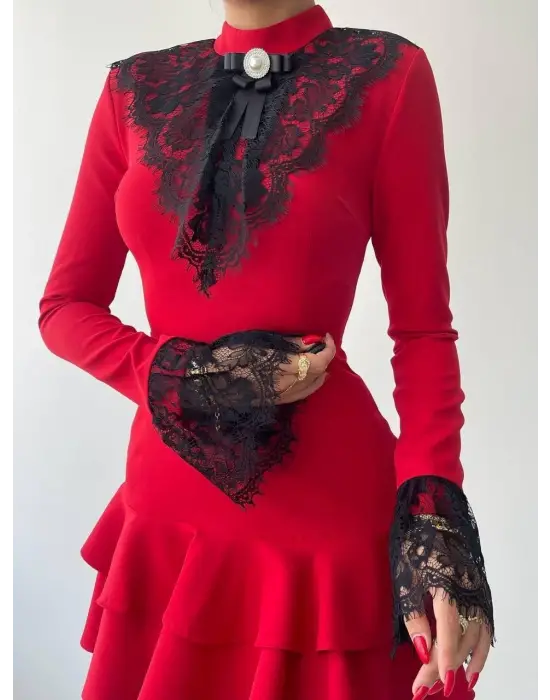 Omarı Zarif Dantel Detaylı Mini Elbise