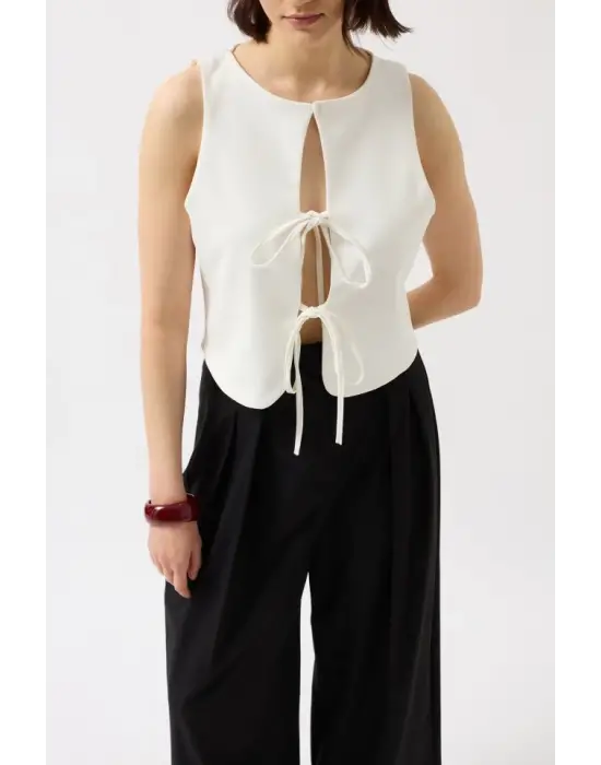 Omarı Dekolte Bluz: Şık Bağcık Detayıyla Dikkat Çeken Parça