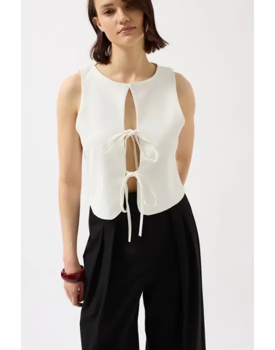 Omarı Dekolte Bluz: Şık Bağcık Detayıyla Dikkat Çeken Parça