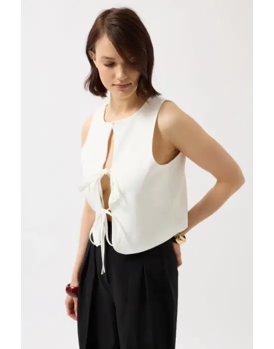 Omarı Dekolte Bluz: Şık Bağcık Detayıyla Dikkat Çeken Parça