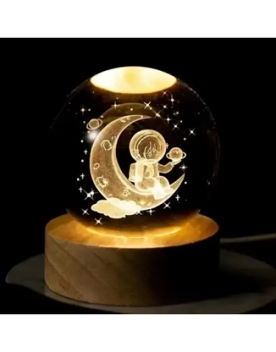 Dekoratif Ay Üstünde Astronot Tasarımlı Ahşap Altlıklı Işıklı Cam Küre 8cm Büyük Boy