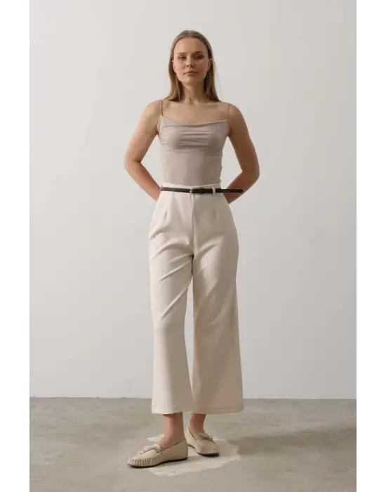 Omarı Detaylı Bej Pantolon Kemer Pensli