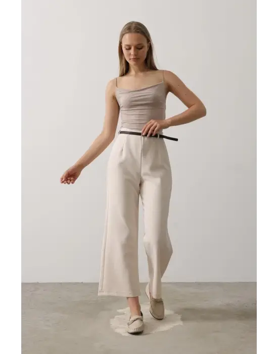 Omarı Detaylı Bej Pantolon Kemer Pensli