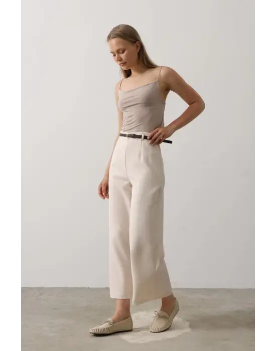 Omarı Detaylı Bej Pantolon Kemer Pensli
