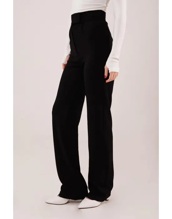 Omarı Siyah Pantolon Cırt Kapama Detayı İle Şıklığınızı Tamamlayın