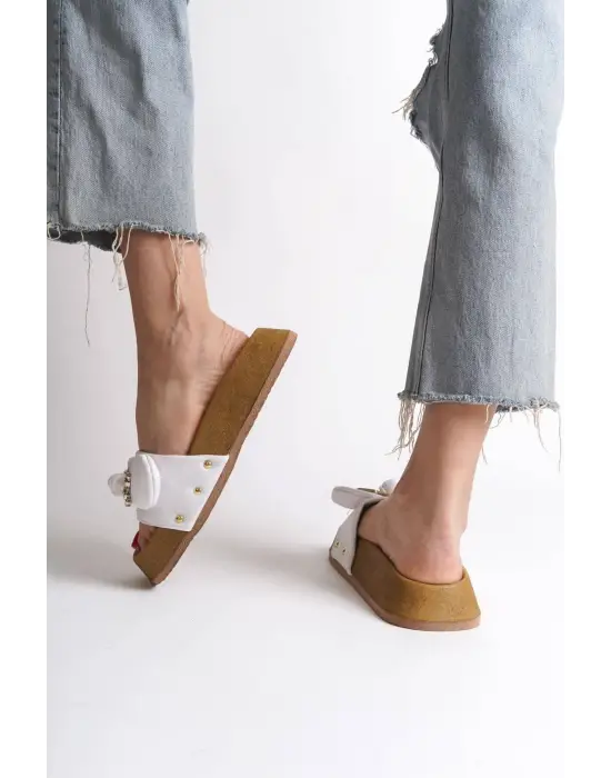 DILA Kalın ve Rahat tabanlı ayakkabı Tabaan Ayıcıklı Saten Bayan Terlik  SKısa Topuk - Beyaz