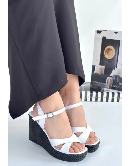 Omarı Beyaz Cilt Dolgu Topuk Sandalet - Etkileyici ve Rahat Tasarım