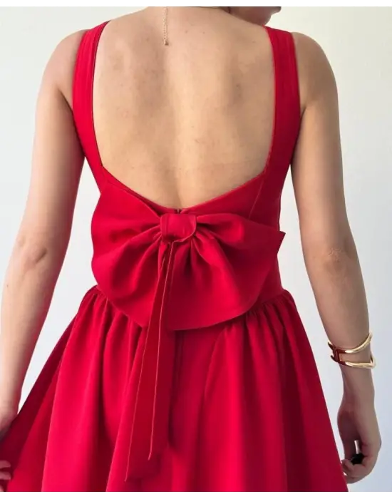 Omarı Derin Yırtmaç Detaylı Siyah Elbise