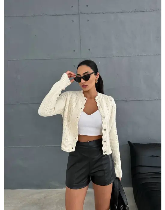 Düğme detaylı hırka ekru