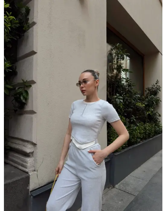 Omarı Gri Alt Üst Takımı Düğme Yakalı ve Şık Tasarımıyla Şıklık Katıyor