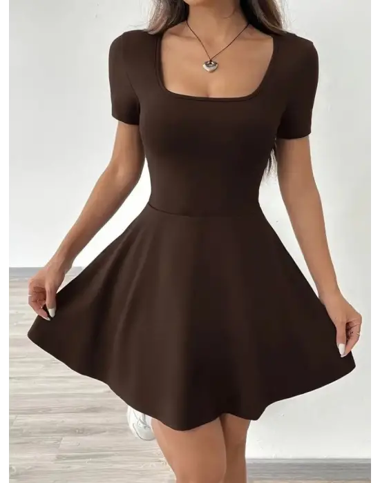 Omarı Şık ve Fonksiyonel Kadın Kısa Kollu Elbise