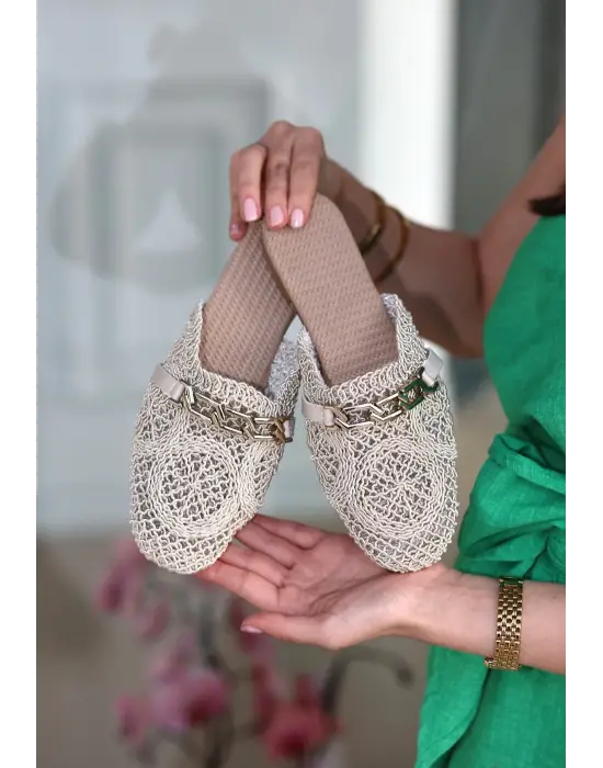 Omarı Rahatlık ve Şıklığın Buluşması: Örgülü Bej Terlik