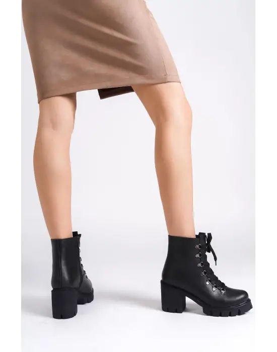 Rahat Tabanlı Bağcıklı Siyah Bayan Bot