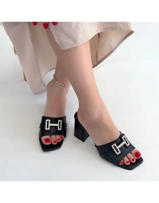 Omarı Şık Siyah Cilt Topuklu Terlik