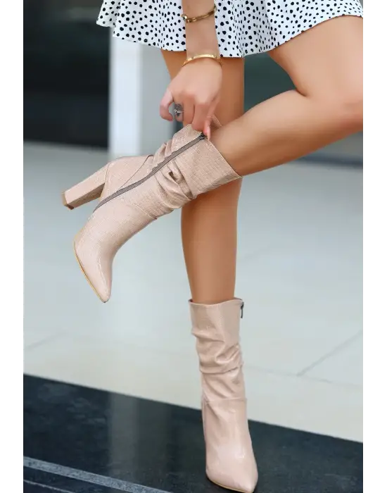 Omarı Rahat Ve Şık Rugan Desenli Topuklu Çizme