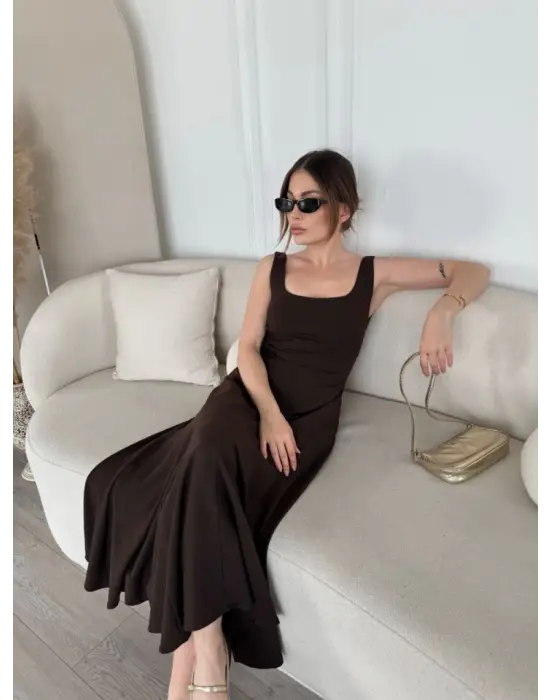 Omarı Eşsiz Tarzıyla Göz Kamaştıran Sırt Dekolteli Elbise - Kahverengi