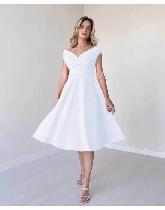 Omarı Şık ve Zarif Kruvaze Yaka Volanlı Elbise