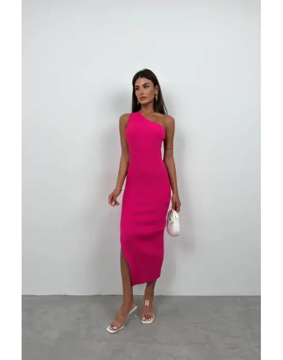 Omarı Şık ve Modern Omuz Yırtmaçlı Elbise