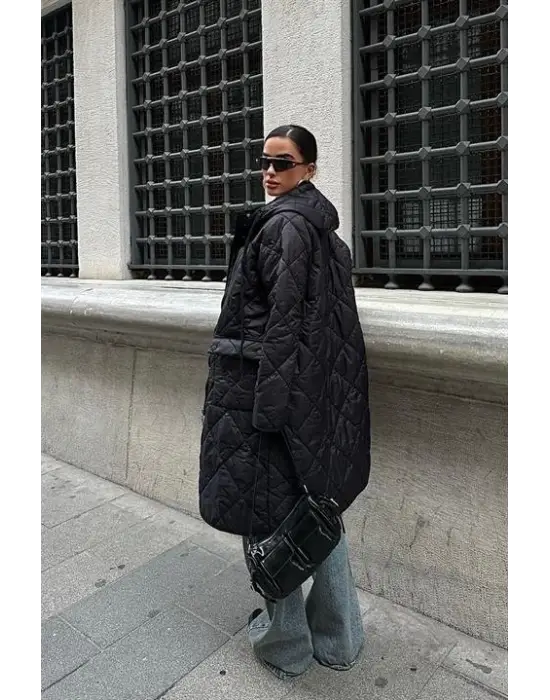 Omarı Şık Kapitone Mont Kapşon ve Fermuar Detaylı