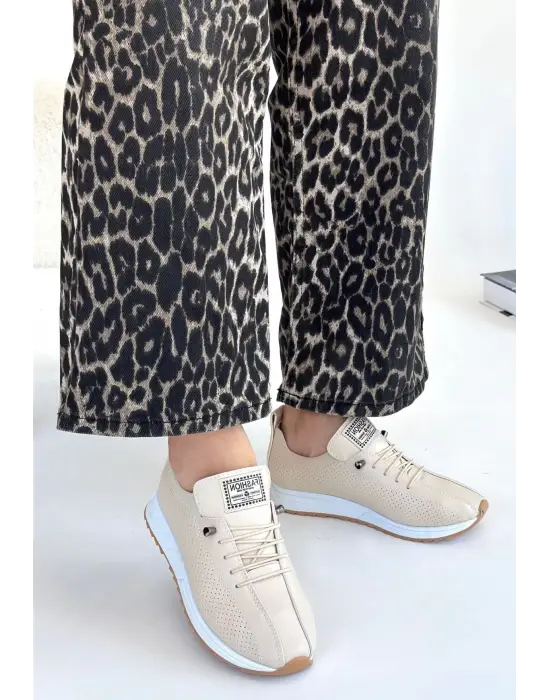 Omarı Rahatlık ve Şıklığı Bir Arada Sunan Bej Spor Ayakkabı